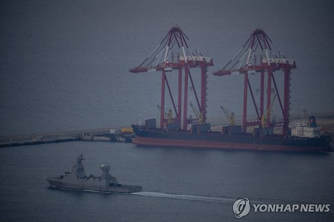 하이파 항구 지나가는 이스라엘 군함 (하이파 AP=연합뉴스) 15일(현지시간) 이스라엘 군함 한 대가 하이파의 항구를 지나가고 있다. 2024.08.16