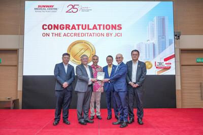 Sunway Healthcare Group President Dato'Lau (2nd from left) and Sunway Group Founder and Chairman Tan Sri Sir Jeffrey Cheah (3rd from right) receiving the JCI Accreditation, The Gold Seal of Approval crest from Nick Liew, International Manager, Asia Pacific of JCI, witnessed by Datuk Dr Muhammad Radzi Abu Hassan, Director-General of Health, Ministry of Health Malaysia (middle).