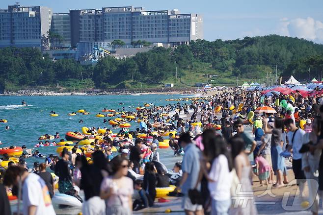 무더위가 이어진 17일 오후 강원 속초시 속초해수욕장을 찾은 피서객들이 물놀이를 즐기고 있다.(속초시 제공)2024.8.17/뉴스1