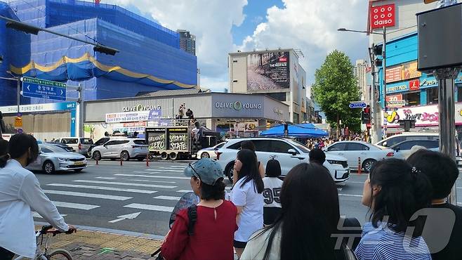 박정희 전 대통령 동상 설치를 환영하는 단체는 17일 오후 박정희 우상화 반대 범시민운동본부와 80여m 정도 떨어진 지점에서 집회를 열고 있다.2024.8.17/뉴스1 ⓒ News1 이성덕 기자