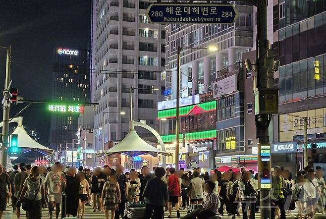 열대야가 23일째 이어진 17일 오후 부산 해운대해수욕장 인근 구남로에 구름인파가 몰려 있다.2024.8.17/ 뉴스1 ⓒ News1