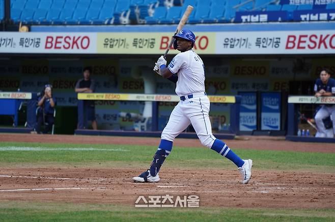 삼성 디아즈가 16일 대구삼성라이온즈파크에서 열린 2024 KBO 퓨처스리그 NC전에서 5회말 좌월 솔로포를 터뜨리고 있다. 사진 | 삼성 라이온즈