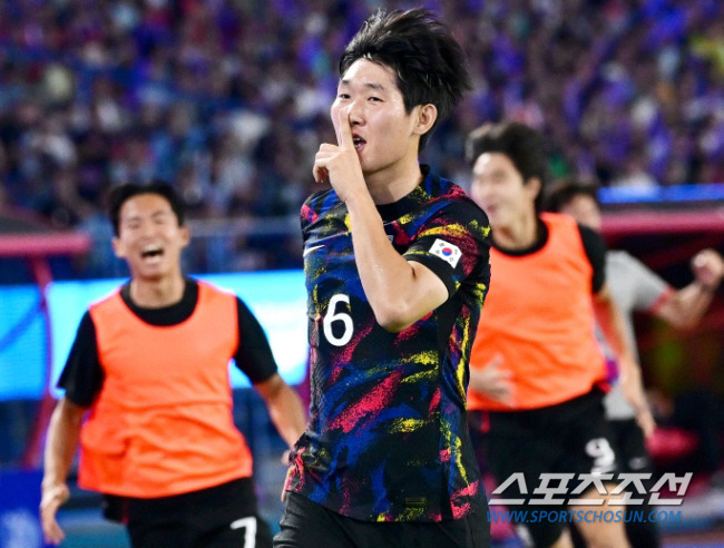 남자 축구대표팀이 1일 오후 중국 항저우 황룽스포츠센터에서 항저우아시안게임 중국과 16강 경기를 펼쳤다. 전반 홍현석이 선취골을 기록했다. 동료들과 함께 기뻐하는 홍현석. 항저우(중국)=송정헌 기자songs@sportschosun.com/2023.10.01/