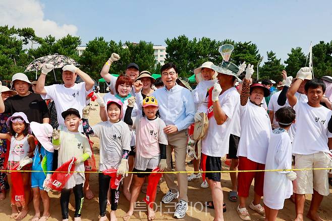 율포 바다로 들어가 전어와 숭어를 잡디 위해 김철우 보성군수의 징소리 신호를 기다리는 관광객들.