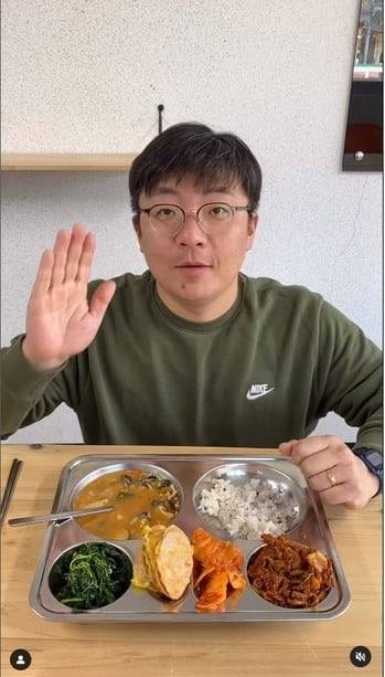 강원도 정선고의 이원재 교사가 학생들과 소통을 위해 올리는 '오늘의 급식' 소개 먹방. /인스타그램