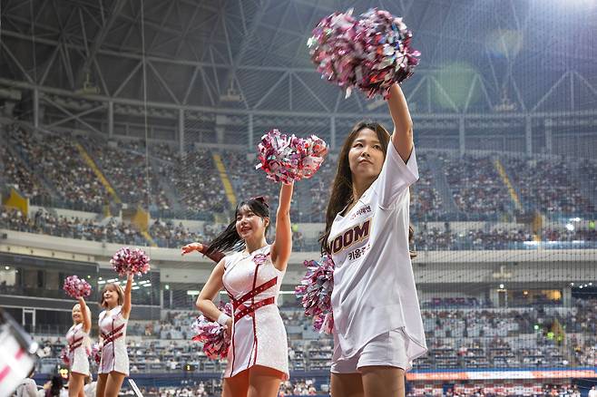 지난 13일 고척스카이돔에서 열린 프로야구 키움 홈 경기에 다녀왔다. 이날 서울 낮 최고기온은 36.4도까지 치솟았다. 오른쪽부터 본지 조유미 기자, 치어리더 팀장 김하나(26)씨, 치어리더 박혜인(27)씨, 치어리더 김소윤(29)씨. 나만 빼고 다 상큼~. /이건송 영상미디어 기자