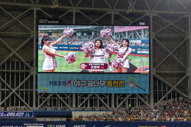 단상에 서자 정신이 하나도 없었다. 카메라가 날 찍는 줄도 모르고 인사를 했다. /이건송 영상미디어 기자