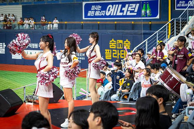 “잠깐 주춤하지만, 히어로즈가 약팀이라 생각하지 않는다. 언제든 다시 치고 올라갈 수 있다.”(김소윤 치어리더) /이건송 영상미디어 기자