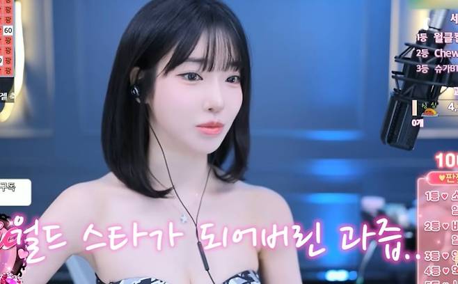 방시혁 의장과 나란히 길을 걸었던 BJ ‘과즙세연’은 미국 여행 직후 라이브 방송에서 1600만원이 넘는 후원금을 벌었다. “미국에서도 월드 스타, 유명인이 다 됐더라”고 말했다. 작년엔 별풍선 후원으로 30억원을 넘게 벌었다고 한다./아프리카 TV