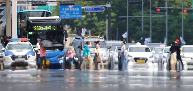 연일 폭염이 계속되고 있는 16일 오후 서울 영등포구 여의대로 위로 지열에 의한 아지랑이가 피어오르고 있다./연합뉴스