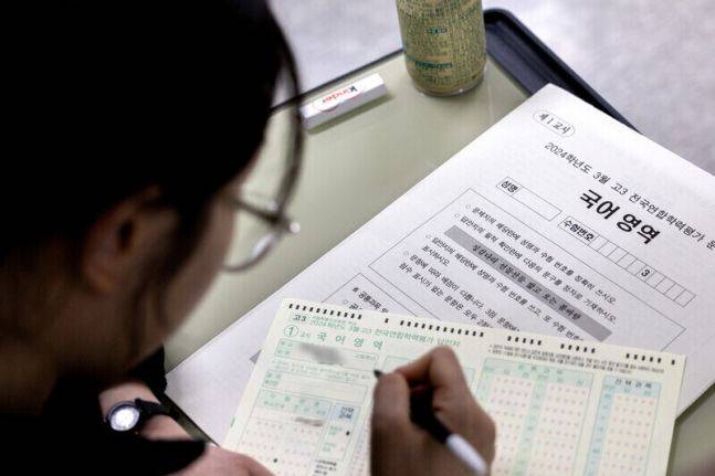 2025학년도 대학수학능력시험(수능) 대비 3월 전국연합학력평가가 시행된 28일 서울 영등포구 영등포여자고등학교에서 수험생들이 시험 준비를 하고 있다.ⓒ연합뉴스
