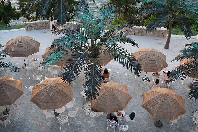 People enjoy the outdoor seating area of Floredo Coffee on Seonjaedo, an island off Incheon, Aug. 11. (Lee Si-jin/The Korea Herald)