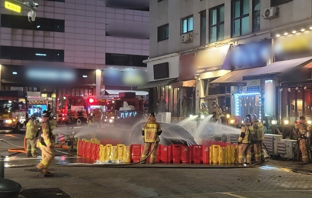 16일 경기도 용인시 기흥구 구갈동 한 도로에 주차된 테슬라에서 불이 나 소방대원들이 진화 작업을 벌이고 있다. 경기도소방재난본부 제공