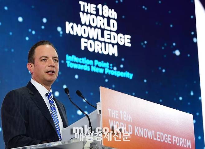 제18회 세계지식포럼에서 강연하고 있는 라인스 프리버스 전 백악관 비서실장