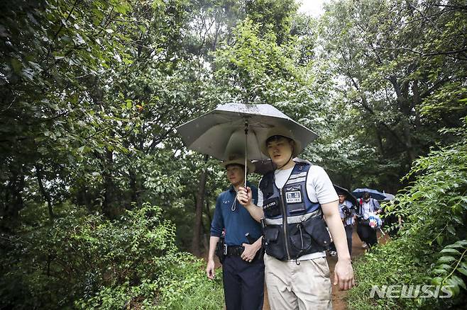 [서울=뉴시스] 정병혁 기자 = 23일 서울 관악구 목골산 둘레길 일대에서 관악경찰서 산악순찰대원들이 순찰을 하고 있다. 관악경찰서는 '관악 둘레길 산악순찰대'를 시범 운영하며 최근 성폭행 사건이 발생한 목골산을 비롯한 관악산 일대 둘레길을 매일 순찰한다고 밝혔다. 2023.08.23. jhope@newsis.com