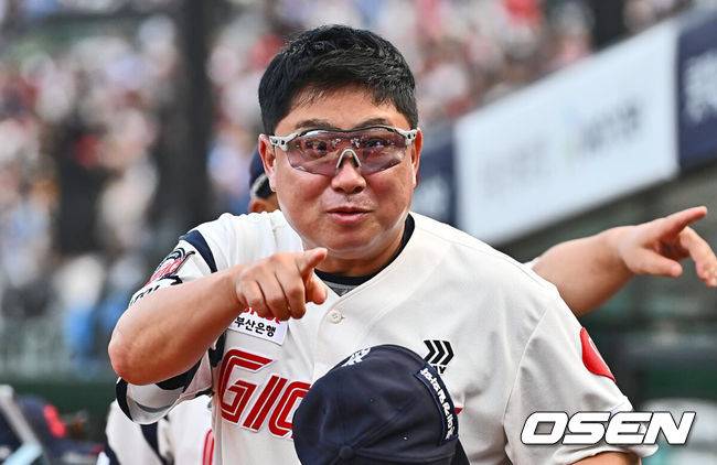 [OSEN=부산, 이석우 기자] 16일 부산 사직야구장에서 2024 신한 SOL 뱅크 KBO 리그 롯데 자이언츠와 키움 히어로즈의 경기가 열렸다. 홈팀 롯데는 반즈가 선발 출전하고 키움은 이종민이 선발 출전했다.롯데 자이언츠 김태형 감독이 시구자 배우 이시언과 반갑게 인사를 하고 있다. 2024.08.16 / foto0307@osen.co.kr