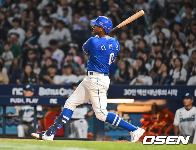 [OSEN=창원, 이석우 기자] 17일 창원NC파크에서 2024 신한 SOL 뱅크 KBO 리그 NC 다이노스와 삼성 라이온즈의 경기가 열렸다. 홈팀 NC는 신민혁이 선발 출전하고 방문팀 삼성 라이온즈는 이호성이 선발 출전했다. 삼성 라이온즈 디아즈가 6회초 무사 우월 백투백 홈런을 치고 타구를 바라보고 있다. 2024.08.17 / foto0307@osen.co.kr