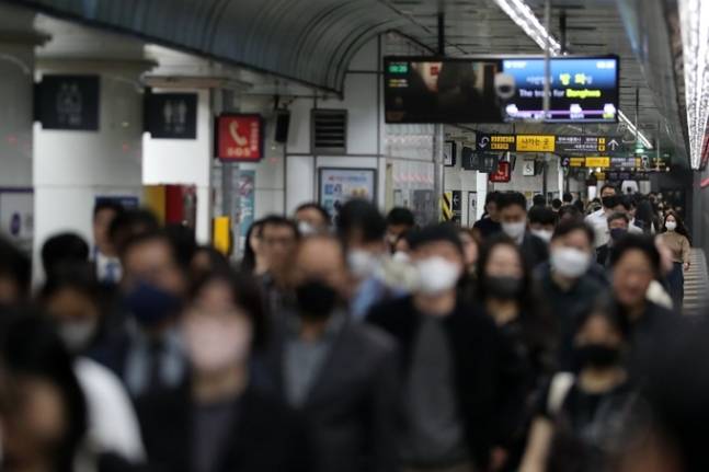 서울 종로구 지하철 5호선 광화문역에서 승객들이 발걸음을 옮기고 있다. 뉴스1