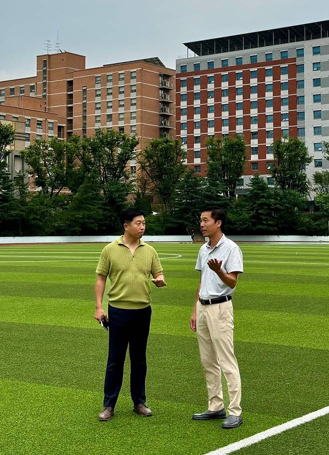 응우옌 반 뚜웬 베트남 럼동성&nbsp;럼동스포츠 훈련경기센터장(오른쪽)과&nbsp;최창영 맥베트남홀딩스 대표.