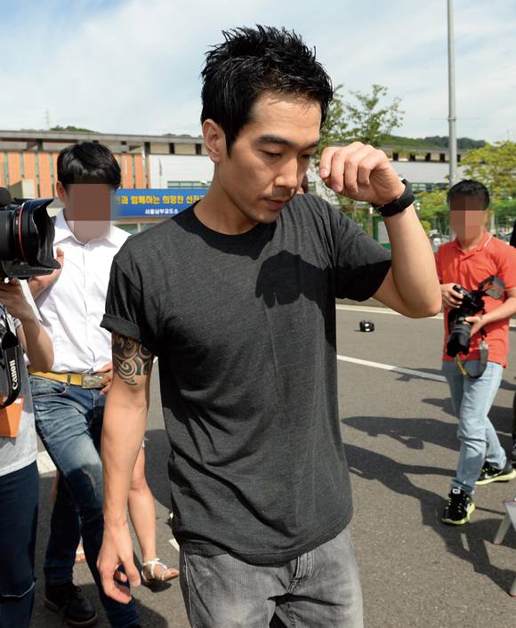 미성년자 3명을 4차례에 걸쳐 성폭행하거나 강제 추행한 혐의로 복역 중이던 가수 고영욱이 2015년 7월10일 서울 구로구 천왕동에 위치한 남부교도소에서 출소하고 있다. ⓒ뉴시스