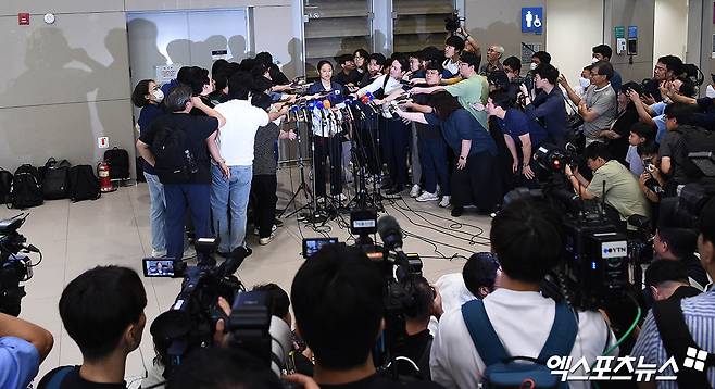 대한배드민턴협회가 자체 구성한 진상조사위원회가 다음 회의에서 안세영과 면담한다. 배드민턴협회는 16일 서울 송파구 올림픽회관에서 진상조사위 1차 회의를 마친 뒤 다음 회의 때 안세영 부를 뜻을 밝혔다. 배드민턴협회는 1차 회의에선 김학균 대표팀 감독과 이경원, 성지현 코치를 불러 조사했다. 안세영은 2024 파리 올림픽 배드민턴 여자 단식에서 금메달을 따낸 직후 대한배드민턴협회, 배드민턴 대표팀을 향해 날선 비판을 제기해 시선을 모으고 있다. 김학균 배드민턴 대표팀 감독은 일단 안세영과의 불화가 사실이 아니라고 주장했다. 엑스포츠뉴스DB