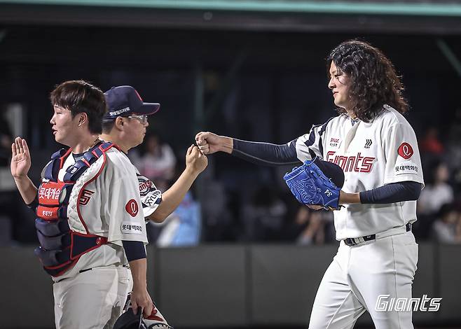 16일 부산 사직구장에서 열린 2024 신한 SOL Bank KBO리그 키움 히어로즈와 롯데 자이언츠의 경기, 팀이 4-0으로 앞선 9회초 등판한 마무리 김원중은 세 타자를 모두 삼진으로 돌려세우고 경기를 끝냈다. 롯데 자이언츠