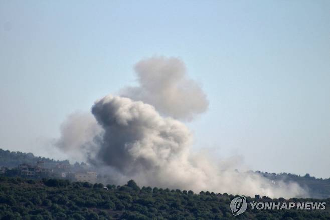 지난 13일 이스라엘 국경 인근 레바논 남부 마을에서 이스라엘의 공습으로 연기가 피어오르고 있다. 
[AFP 연합뉴스 자료사진. 재판매 및 DB 금지]