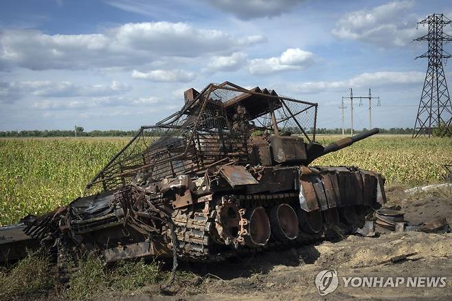 (수자 AP=연합뉴스) 16일(현지시간) 러시아 쿠르스크주 수자 인근에 있는 길가에 한 파괴된 러시아 탱크가 있다. 2024.8.16 photo@yna.co.kr