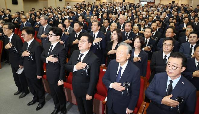 18일 오전 국립서울현충원에서 열린 김대중 전 대통령 서거 15주기 추모식에서 참석자들이 국기에 경례하고 있다. (사진=연합뉴스)