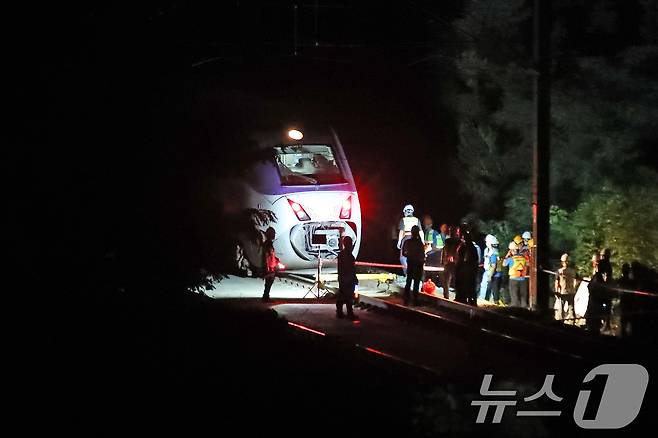 18일 오후 경북 경산시 진량읍 현내리 철도에서 한국철도공사(코레일) 관계자들이 궤도 이탈로 정차한 KTX 열차 복구 작업을 벌이고 있다. 2024.8.18/뉴스1 ⓒ News1 공정식 기자