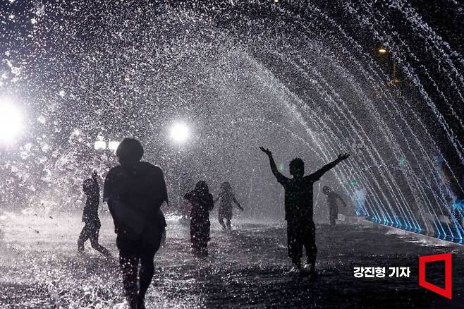 서울 여의도 한강공원을 찾은 시민들이 물놀이를 하며 더위를 식히고 있다. 사진=강진형 기자aymsdream@