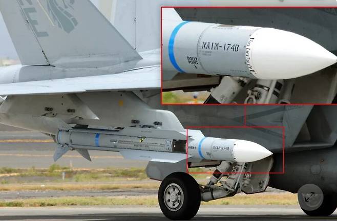 7월초 림팩 훈련에 참가한 F/A-18F 슈퍼 호넷에 초장거리 공대공 미사일 AIM-174B가 탑재된 모습. 훈련용임을 뜻하는 파란 띠를 둘렀다. /인스타그램 @aeros808, 워존