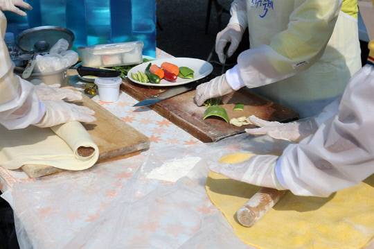 칼국수축제에서 면을 만드는 모습. 사진=대전 중구청