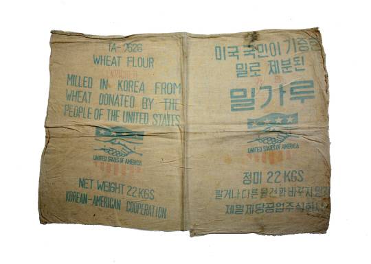 미국이 보내준 밀을 가공하여 만든 밀가루를 담았던 포대. 사진=글로벌지식협력단지
