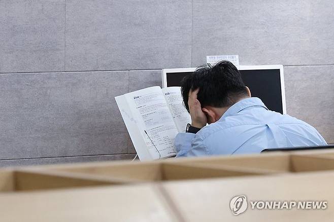 서울 시내 한 취업 준비 학원에서 취업 준비생이 자율 학습하는 모습ⓒ연합뉴스