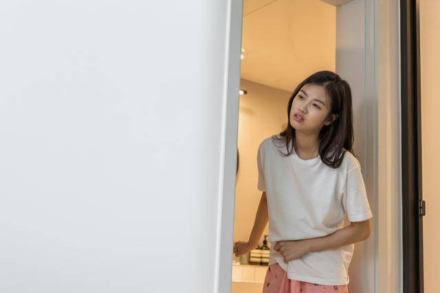 배가 아프면서 설사나 변비가 나타나거나, 변을 본 뒤에야 복통이 없어지는 증상이 계속되면 과민성대장증후군일 가능성이 높다. 게티이미지뱅크