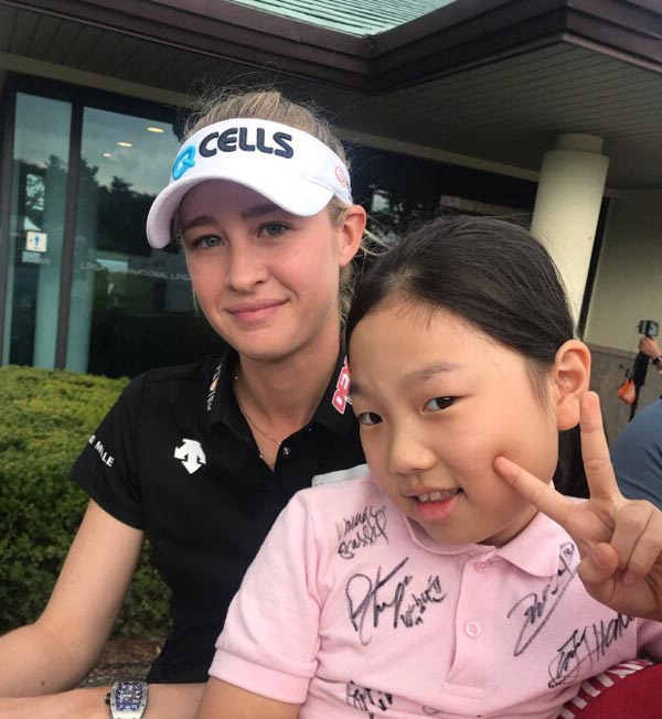 2021년 부산 기장군 LPGA 인터내셔널(현 부산아시아드CC)에서 넬리 코르다(미국·세계랭킹 1위)와 기념촬영을 한 강예서.  강예서 제공