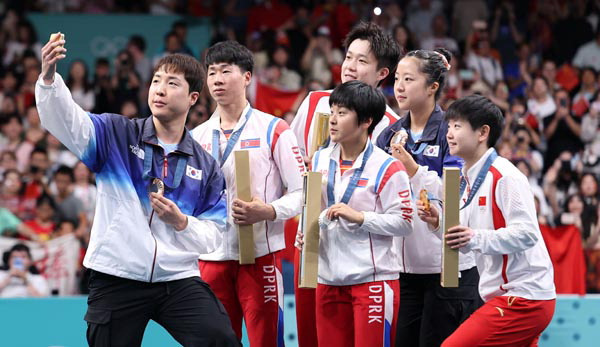 파리올림픽 탁구 혼합복식 시상식에서 임종훈, 신유빈과 은메달을 차지한 북한 리정식, 김금용 등이 촬영을 하고 있다. 연합뉴스