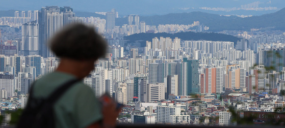 Apartment complexes are seen from Mount Namsan in central Seoul on Sunday. [YONHAP]