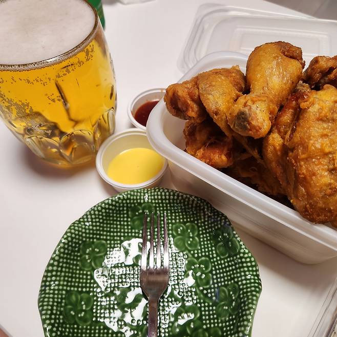 Chicken and beer were delivered to Lee, who was spending summer vacation at home in July. [LEE SUNG-MU]