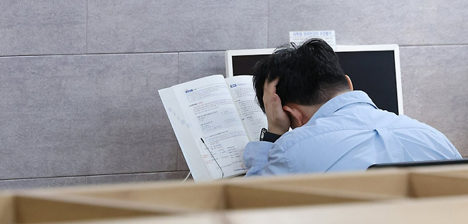 지난달 일도 구직활동도 하지 않고 ‘그냥 쉬었다’는 청년이 7월 기준 역대 최대치를 기록했다. 연합뉴스 