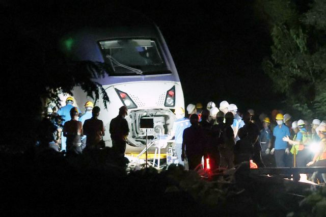 18일 오후 경북 경산시 진량읍 일대 경부고속선에서 코레일 관계자들이 긴급복구 작업을 하고 있다. 뉴시스