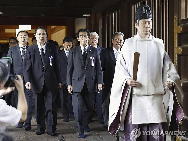 日기시다 'A급 전범 합사' 야스쿠니에 공물./ 도쿄=교도통신 연합뉴스