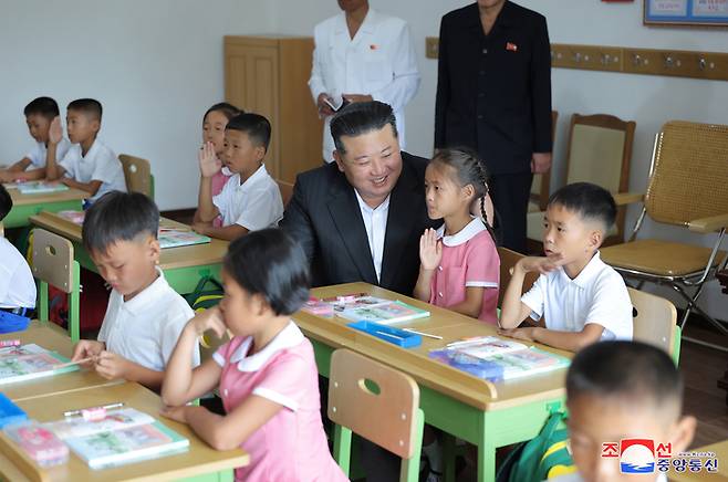 수해지역 학생을 위한 새 학기 교수준비사업의 일환으로 진행된 소학반(초등 과정) 시범수업을 참관하는 김정은 위원장 모습 [사진 = 연합뉴스]