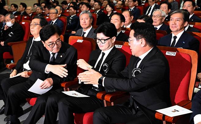 우원식 국회의장(왼쪽)과 한동훈 국민의힘 대표(가운데), 박찬대 민주당 원내대표가 18일 서울현충원에서 열린 김대중 전 대통령 서거 15주기 추모식에서 인사하고 있다. 이승환 기자