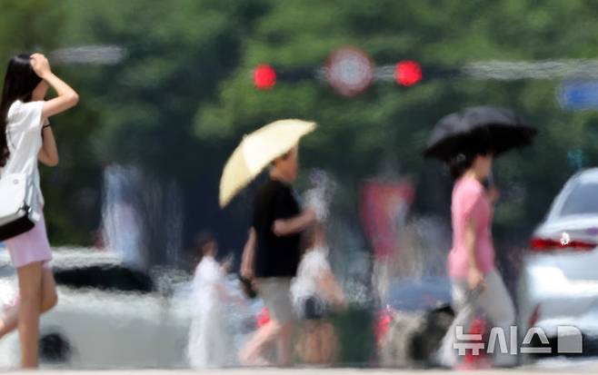 [부산=뉴시스] 하경민 기자 = 지난 7일 부산 해운대구의 한 도로에서 아지랑이가 피어 오르고 있다. 2024.08.18. yulnetphoto@newsis.com