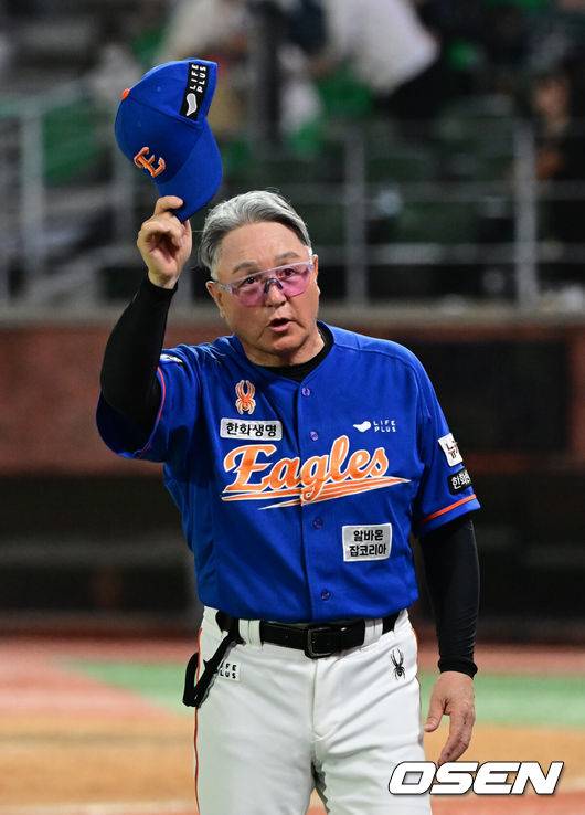 [OSEN=인천, 김성락 기자] 프로야구 한화 이글스가 화끈한 타격을 선보이며 2연승을 질주했다.&nbsp;한화는 17일 인천 SSG랜더스필드에서 열린 ‘2024 신한은행 SOL Bank KBO리그’ SSG 랜더스와의 경기에서 8-5로 승리하며 2연승을 달성하고&nbsp;주말 3연전 위닝시리즈를 확보했다.&nbsp;경기 종료 후 한화 김경문 감독이 관중에게 인사하고 있다. 2024.08.17 / ksl0919@osen.co.kr