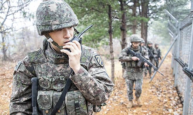 대침투종합훈련 중 주둔지 주변에서 거수자를 수색하는 육군 제11기동사단 철마대대 장병들. 육군 제11기동사단 제공