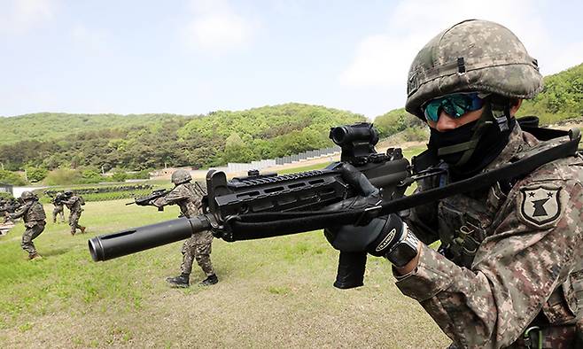 육군 32사단 기동대대 요원들이 국가중요시설 테러를 위해 침투한 적에 대한 격멸작전을 펼치고 있다. 뉴스1