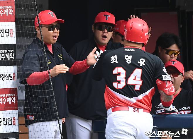 28일 오후 서울 송파구 잠실야구장에서 열린 '2024 신한 SOL Bank KBO리그' KIA 타이거즈와 LG 트윈스의 경기, 1회초 1사 1,2루 KIA 최형우가 스리런 홈런을 날린 후 이범호 감독과 하이파이브를 하고 있다. 엑스포츠뉴스 DB